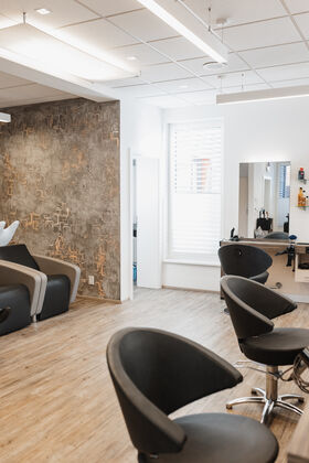 Einladendes Interieur im Salon Bernis Haarwerkstatt